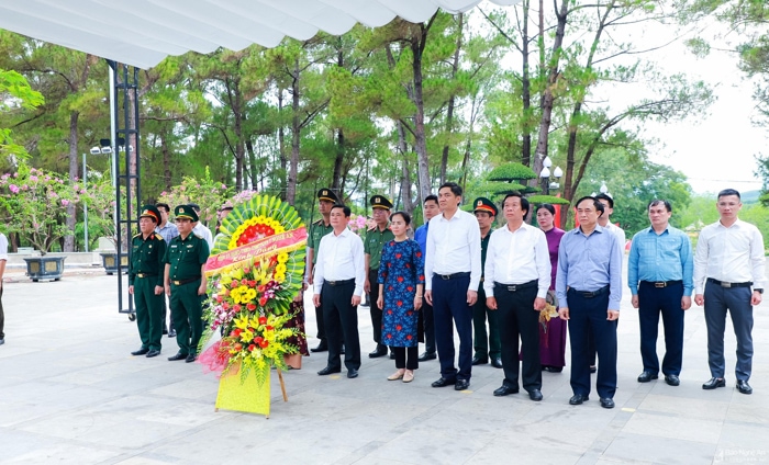 Lãnh đạo tỉnh Nghệ An dâng hương tưởng niệm các Anh hùng liệt sĩ tại Quảng Trị