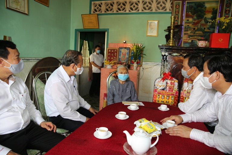 Phó Thủ tướng Thường trực thăm Mẹ Việt Nam Anh hùng tại Long An