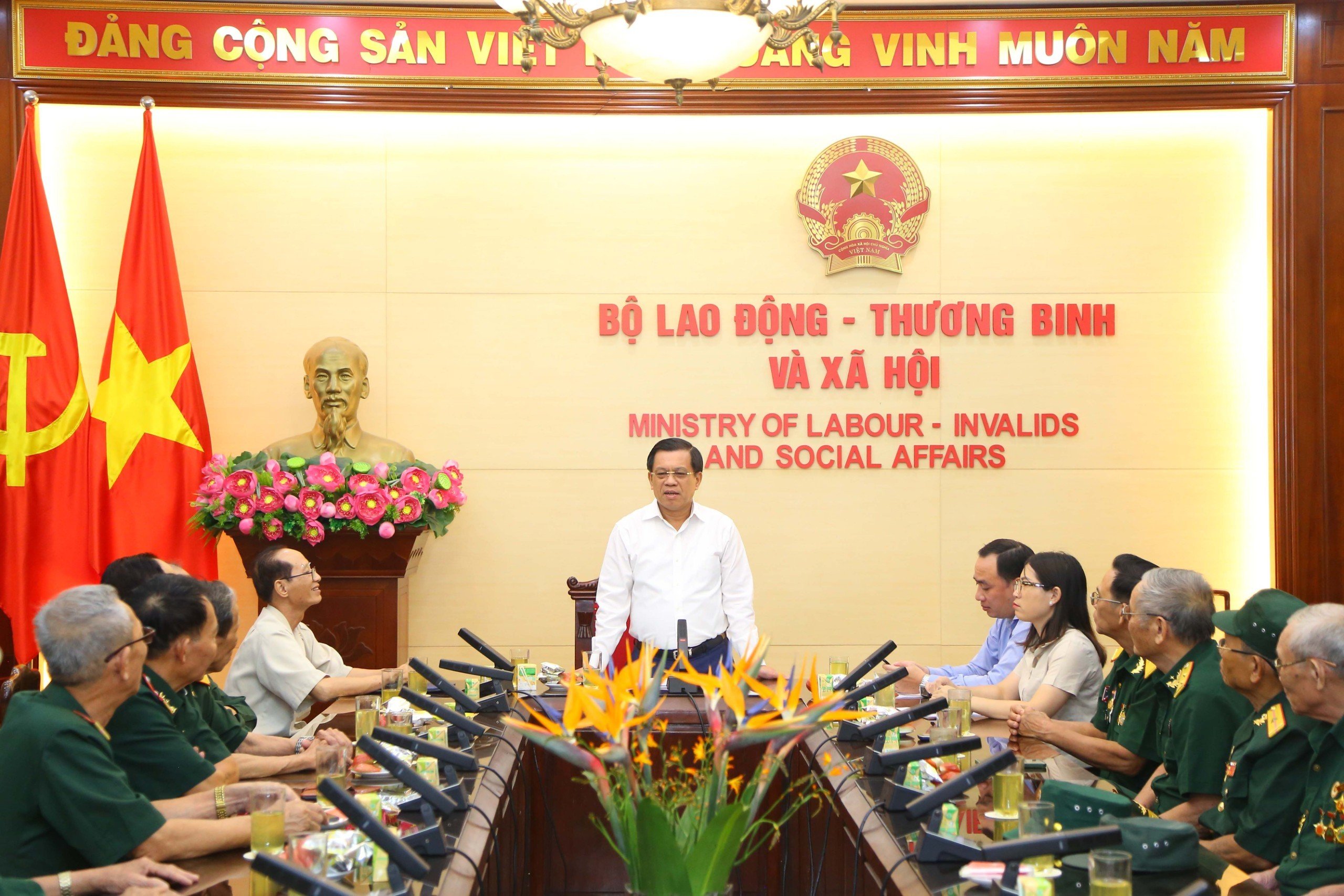 Thứ trưởng Nguyễn Bá Hoan tiếp đoàn Hội chiến sỹ cách mạng bị địch bắt, tù đày tỉnh Nghệ An