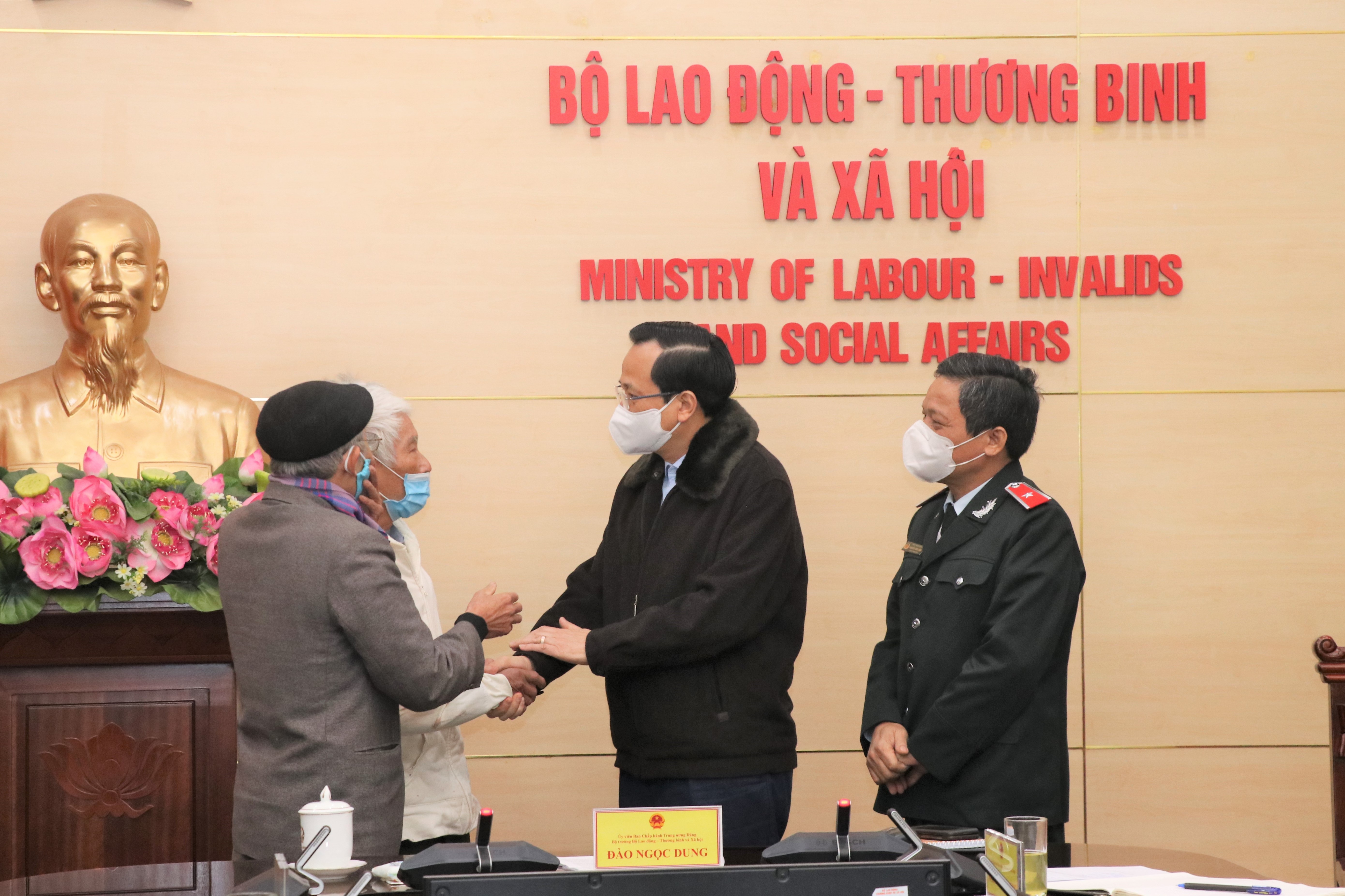 Bộ trưởng Đào Ngọc Dung tiếp công dân, giải quyết các vấn đề về chính sách ưu đãi người có công