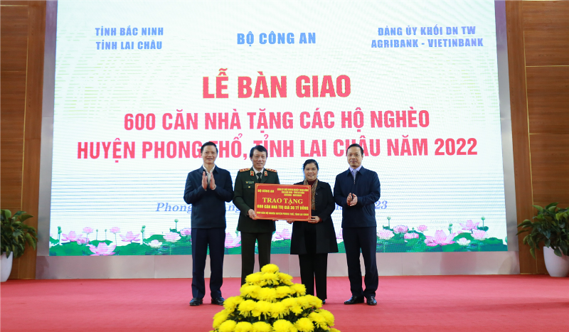 Lễ bàn giao 600 căn nhà tặng các hộ nghèo trên địa bàn huyện Phong Thổ, tỉnh Lai Châu