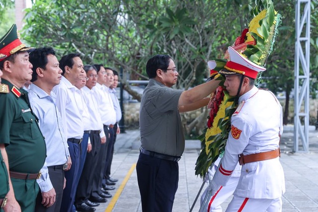Thủ tướng Phạm Minh Chính viếng Nghĩa trang Liệt sĩ quốc gia Vị Xuyên, tỉnh Hà Giang