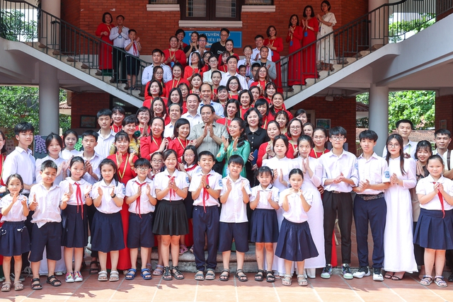 Thủ tướng Phạm Minh Chính thăm trẻ em có hoàn cảnh đặc biệt tại Hà Nội