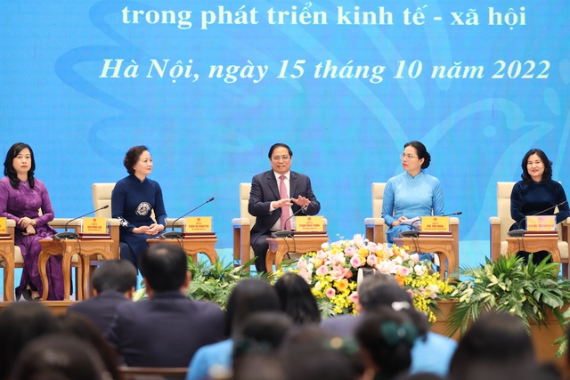 Thủ tướng Phạm Minh Chính đối thoại với phụ nữ Việt Nam