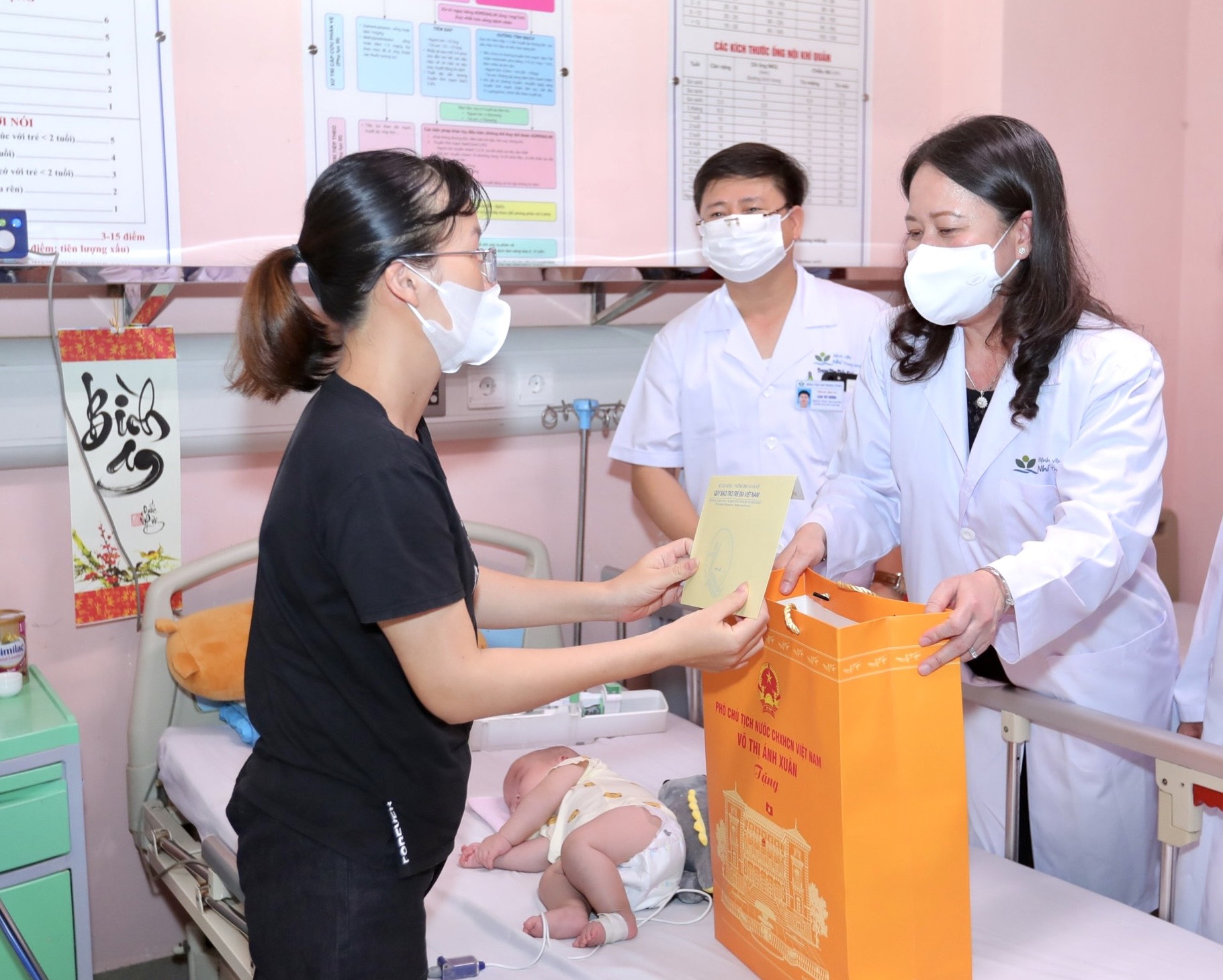 Phó Chủ tịch nước Võ Thị Ánh Xuân thăm và trao hỗ trợ trẻ em đang điều trị tại Bệnh viện Nhi Trung Ương